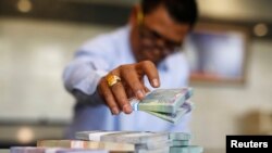 Seorang pegawai Bank Indonesia menghitung uang rupiah di kantor pusat di Jakarta. (Foto: Dok)