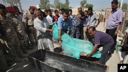 伊拉克星期三發生暴力事件導致至少17人死亡﹑屍體由工作人員移離現場。