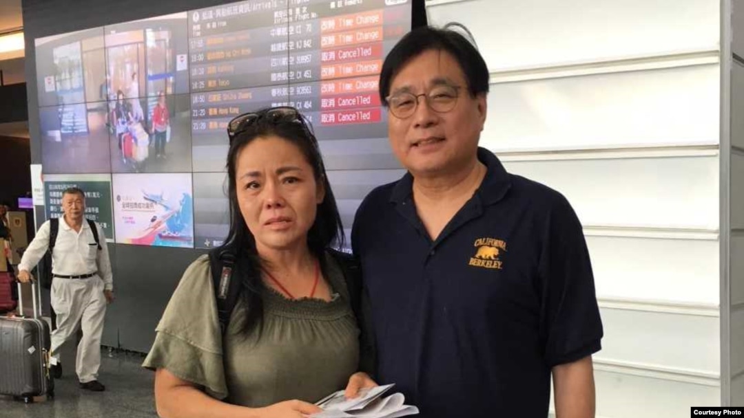 黃燕與台灣關懷中國人權聯盟的理事長楊憲宏在桃園機場。（台灣關懷中國人權聯盟提供） 