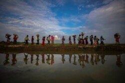 နယ်စပ်ဖြတ်ကျော်ပြီး အိမ်နီးချင်း ဘင်္ဂလားဒေ့ရှ်နိုင်ငံဘက် ထွက်ပြေးလာကြတဲ့ ရိုဟင်ဂျာဒုက္ခသည်များ (နိုဝင်ဘာလ ၂၊ ၂၀၁၇)