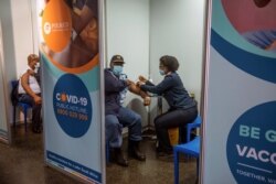 Polisi disuntik vaksin COVID-19 di Soweto, Afrika Selatan, 5 Juli 2021. (AP)