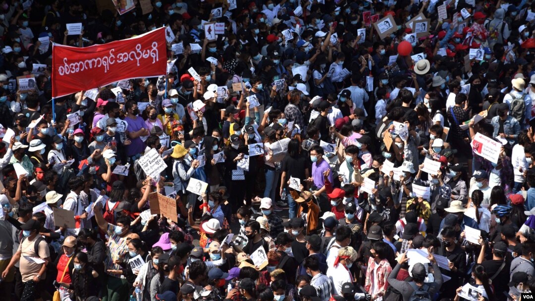 ရန်ကုန်မြို့က စစ်အာဏာဆန့်ကျင်ဆန္ဒပြတဲ့ တတိယနေ့ မြင်ကွင်း။ (ဖေဖော်ဝါရီ ၀၈၊ ၂၀၂၁)