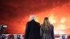 Prezidan-eli Donald Trump, Melania Trump ak fanmi yo gade fe d atifis yo nan Klib Golf Nasyonal Trump la nan Sterling, Vijini, 18 Janvye 2025.
