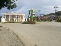 Suasana Kota Kolonodale di Kabupaten Morowali Utara yang sepi karena masyarakat memilih untuk berdiam diri di rumah masing-masing, 4 April 2020. (Foto: Michael Sorisi)