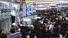 香港機場週二繼續無法正常運作 示威者仍在堅持