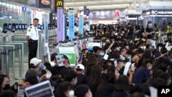 香港機場星期二（8月13日）繼續受到反送中抗議的影響，時至中午已經取消了300多個航班。大批反送中抗議者仍在機場內示威。