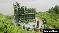 지난 2004년 한국 서부전선 무력부대 오두산전망대에서 군인들이 대북선전용 확성기를 철거하고 있다. 당시 남북장성급군사회담 부속합의에 따라 확성기 방송을 중단했었다. (자료사진)