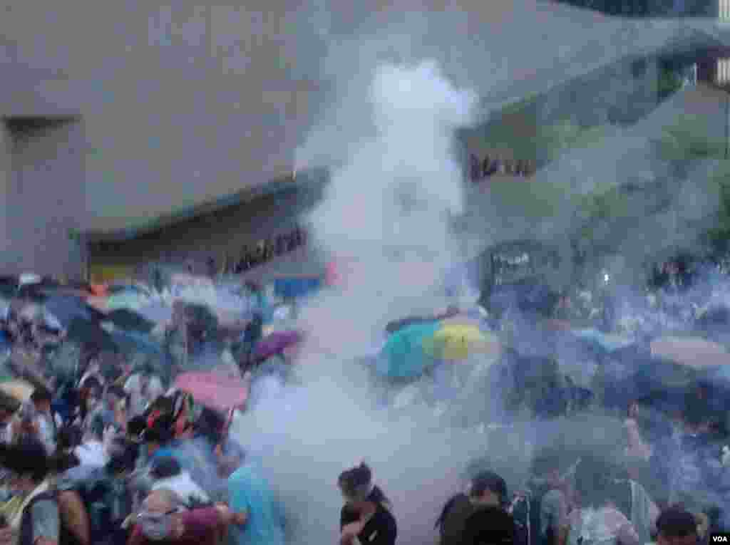 港人聲援佔中抗拒警方封鎖中環金鐘多處癱瘓(美國之音海彥拍攝)