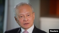 Cui Tiankai, duta besar China untuk Amerika Serikat, menjawab pertanyaan wartawan saat wawancara dengan Reuters di Washington, 6 November 2018. (Foto: Reuters)