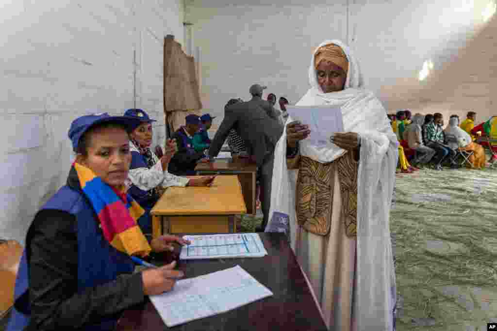 A woman looks at the election paper before voting in Ethiopia's general election in Addis Ababa, May 24, 2015.