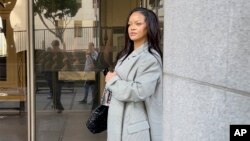 Chantez Rihanna kite Sant Jistis Clara Shortridge Foltz la nan Los Angeles, 31 Janvye 2025. 