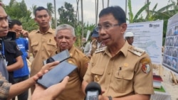 Bupati Sigi Irwan Lapata memberikan keterangan pers seusai meresmikan dimulainya pembangunan hunian tetap oleh Habitat for Humanity Indonesia (02/12) (VOA/Yoanes Litha).