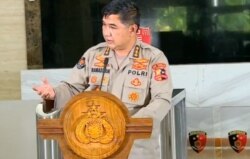 Kepala Bagian Penerangan Umum Divisi Humas Polri Ahmad Ramadhan saat konferensi pers di Jakarta, Senin, 14 Desember 2020. (Foto:VOA)