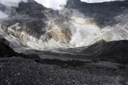 Truk beroperasi di tambang terbuka kompleks tambang tembaga dan emas Grasberg PT Freeport dekat Timika, di wilayah timur Papua, pada 19 September 2015. (Foto: Muhammad Adimaja/Antara via Reuters)