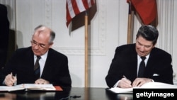 Predsednici SSSR-a i SAD, Mihail Gorbačov i Ronald Regan, potpisuju sporazum o raketama srednjeg dometa u Beloj kući, 8. decembra 1987.