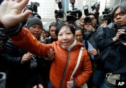 Erwiana Sulistyaningsih (tengah) melambaikan tangan ke arah pendukungnya saat tiba di pengadilan di Hong Kong, 10 Februari 2015.