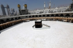 Suasana Ka'bah yang sepi tanpa para jamaah setelah pemerintah Arab Saudi menghentikan sementara ibadah umrah untuk membasmi virus corona, 6 Maret 2020. (Foto: Reuters)