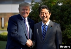 Predsednik SAD, Donald Tramp, rukuje se sa premijerom Japana, Šinzoom Abeom, nakon dolaska u Kasumigaseki kantri klub u Kavagou, u blizini Tojija, 5. novembra 2017.