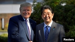 美國總統川普與日本首相安倍晉三11月5日在霞關鄉村俱樂部前握手