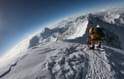 Gunung tertinggi di dunia, Everest. (Foto: Phunjo LAMA/AFP)