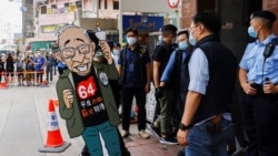 香港警方2021年9月9日突袭六四纪念馆时搬走了支联会创始人司徒华的头像（路透社）