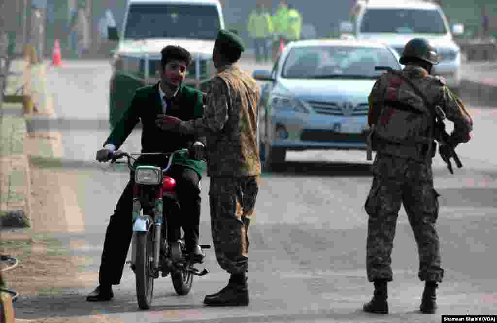 Kelompok Tehreek e Taliban yang terlarang di Pakistan telah menyatakan bertanggung jawab atas serangan di Peshawar ini (VOA).