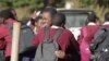 Abantwana besikolo.