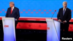 Kandidat presiden Donald Trump dan Presiden Joe Biden terlibat dalam sesi debat capres di Atlanta, Georgia, pada 27 Juni 2024. (Foto: Reuters/Brian Snyder)