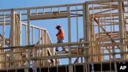 美国建筑工人在田纳西州纳什维尔修建一座商住两用楼。（2017年10月6日）