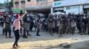 Pasukan keamanan Pakistan mengepung jalan selama protes yang dilakukan oleh demonstran Kashmir dari Komite Aksi Gabungan Awami Jammu Kashmir (JAAC) untuk mengutuk melonjaknya harga listrik dan tepung, di pinggiran Muzaffarabad, Kashmir-Pakistan. 