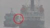 지난 17일 오전 9시 동중국해 공해상에서 북한 선박 '남산8'호(오른쪽)와 국적 미상의 선박 사이에 불법 환적이 이뤄지는 것으로 의심되는 사진을 일본 정부가 공개했다. 사진 제공: 일본 방위성.