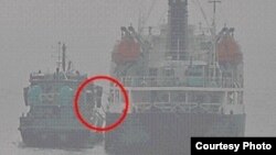 지난 17일 오전 9시 동중국해 공해상에서 북한 선박 '남산8'호(오른쪽)와 국적 미상의 선박 사이에 불법 환적이 이뤄지는 것으로 의심되는 사진을 일본 정부가 공개했다. 사진 제공: 일본 방위성.