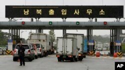 지난 15일 북한 개성공단에 입주한 남측 기업 차량들이 남은 물자를 실어나오기 위해 북한으로 향하고 있다.