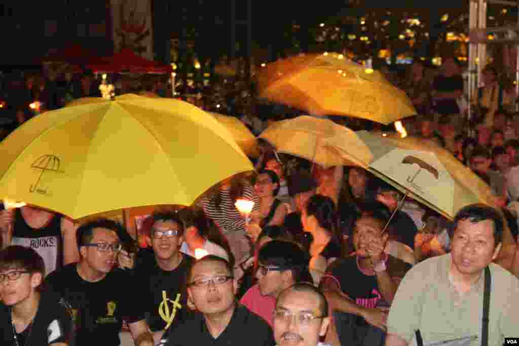 十万港人在维园举行纪念六四26周年烛光晚会(美国之音海彦拍摄)