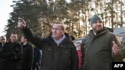 German Defence Minister Boris Pistorius and Ukraine's Defence Minister Rustem Umerov (R) visit a training facility ouside Kyiv on November 21, 2023.