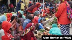 Suasana sebuah pasar di Papua. Perebakan virus corona di Papua, Senin, 13 April 2020, makin memprihatinkan seiring bertambahnya jumlah kasus dan wilayah yang terjangkit. (Foto: Alam Burhanan/VOA)