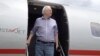 Themeluesi i WikiLeaks Julian Assange duke zbritur nga avioni në aeroportin Don Mueang në Bangkok.