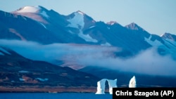 Sebuah gumpalan es terapung tampak mengambang di atas laut di Scoresby Sund, Greenland, pada 12 September 2023. (Foto: AP/Chris Szagola)