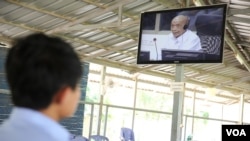 Wartawan di ruang media menyaksikan kesaksian Kaing Guek Eav, alias Duch, mantan ketua S-21 dalam pengadilan yang didukung oleh PBB di Phnom Penh, 7 Juni 2016. (Foto: Neou Vannarin/VOA Khmer)