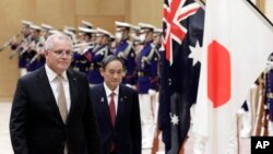 澳大利亞總理斯科特·莫里森（左）與日本首相菅義偉於2020年11月17日星期二在官邸舉行會議之前的儀式上檢閲儀仗隊。