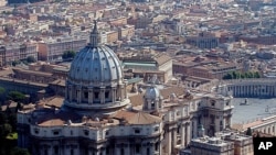 Pemandangan Basilika Santo Petrus, 14 Agustus 2004. (Foto: AP)