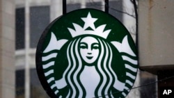 Logo Starbucks terlihat di sebuah toko di pusat kota Pittsburgh, Pennsylvania, 14 Maret 2017. (Foto: AP)