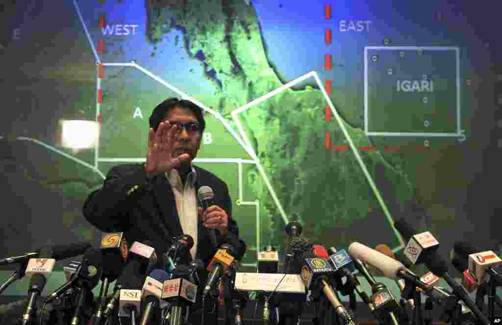 Malaysia's Department of Civil Aviation's Director General Azharuddin Abdul Rahman briefs reporters at a press conference on search and recovery efforts within existing and new areas for the missing Malaysia Airlines plane,Sepang, Malaysia, March 10, 2014.