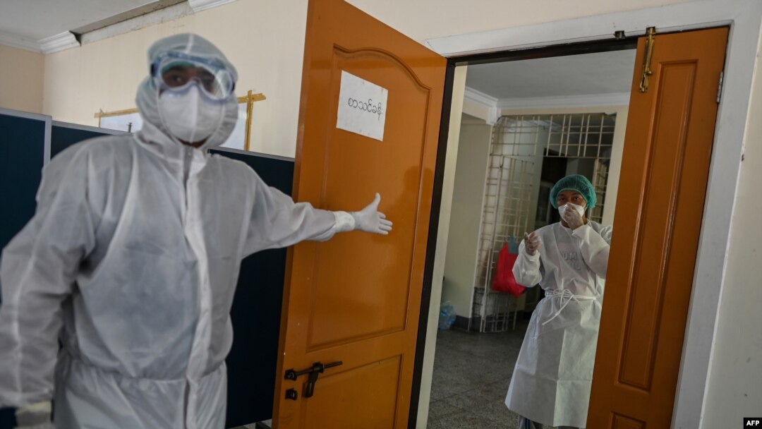ရန်ကုန်မြို့ရှိ Quarantine စင်တာတခုမှာ တွေ့ရတဲ့ ကျန်းမာရေးတာဝန်ရှိသူများ။ (မေ ၁၆၊ ၂၀၂၀)