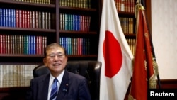 當選日本自民黨新總裁的石破茂在日本東京的自民黨辦公室拍照。（路透社照片）