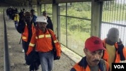 Pekerja Freeport meninggalkan lokasi tambang di tengah-tengah aksi mogok di Timika bulan lalu (15/9).