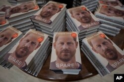 Memoar Pangeran Harry berjudul "Spare" dipajang di sebuah toko buku di London, 10 Januari 2023. (Foto: AP)