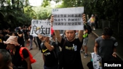 成千上萬的香港教師 2019年 8月17日星期六走上街頭，要求特首林鄭月娥回應抗議者的要求，制止警察使用暴力驅散示威者。
