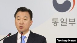 정준희 한국 통일부 대변인이 18일 정례브리핑에서 북한 현안에 대한 기자들의 질문에 답하고 있다.