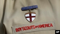 Sebuah foto menunjukkan detail close-up seragam Pramuka yang dikenakan oleh seorang pramuka saat konferensi pers di markas besar Pramuka Amerika di Irving, Texas, 4 Februari 2013, sebagai ilustrasi. (Foto: AP)